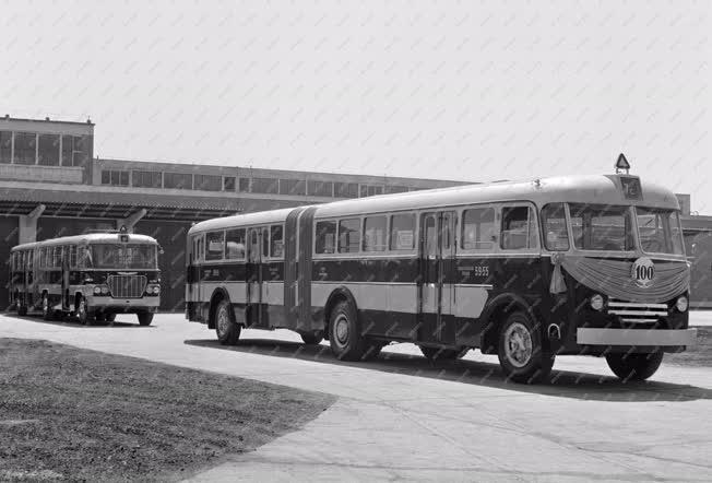 Járműipar - Elkészült a századik csuklós autóbusz