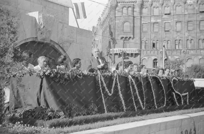 Nőkérdés - MNDSZ gyűlés a Szabadság téren