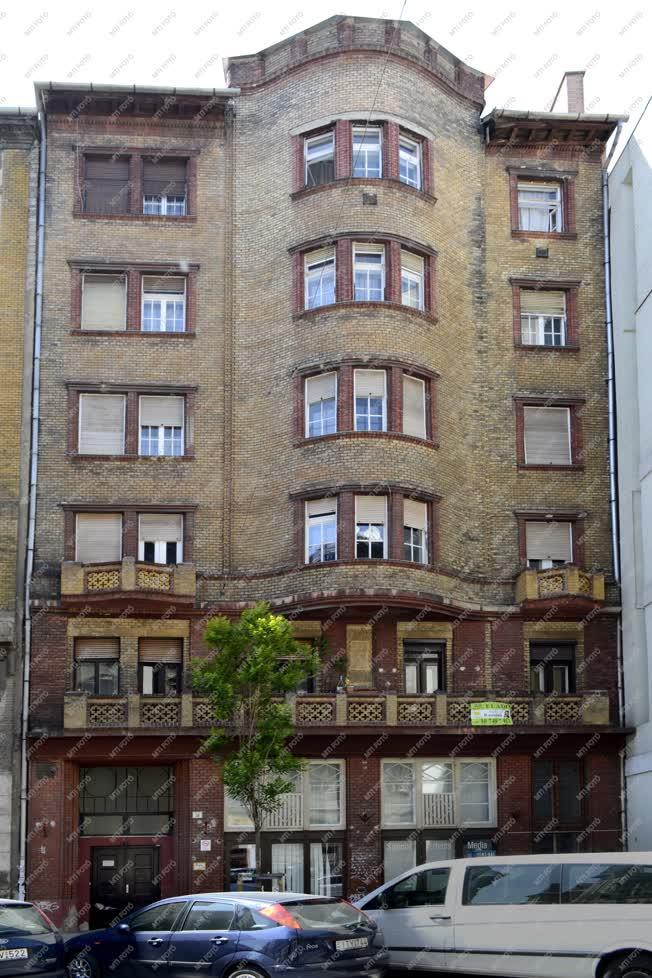 Épület - Budapest - Műemlék lakóház a Klauzál utcában