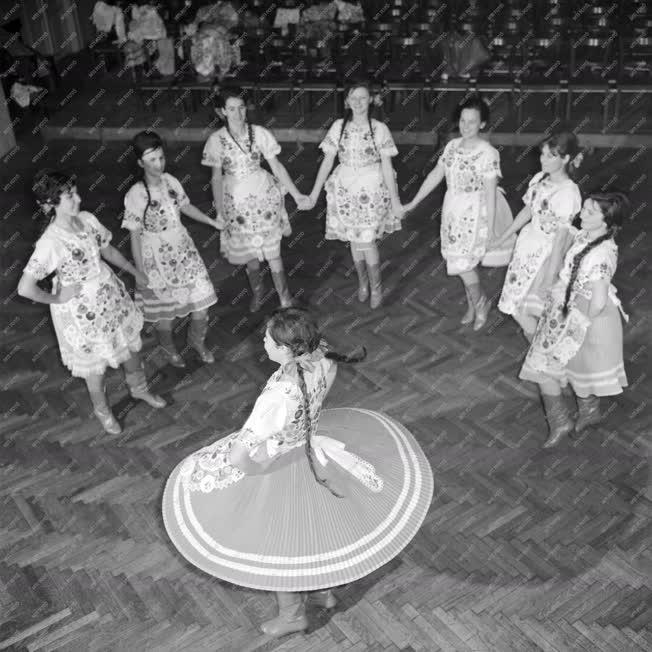 Kultúra - A dombóvári népi táncegyüttes bemutatója