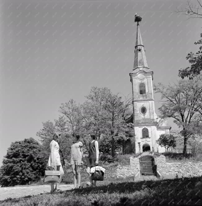 Városkép-életkép - Terehegy község templománál