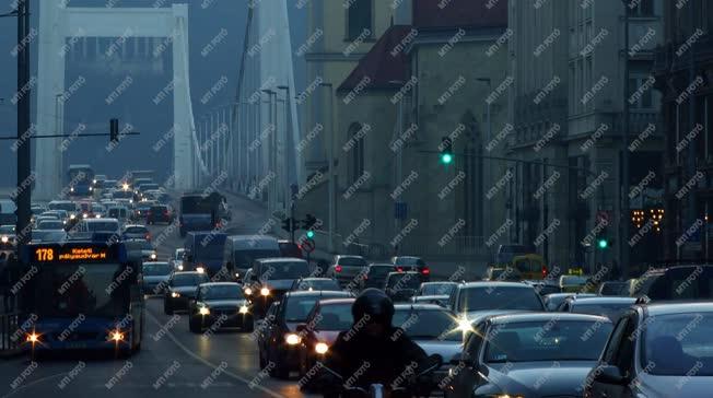 Közlekedés - Budapest - Gépjárművek csúcsforgalomban