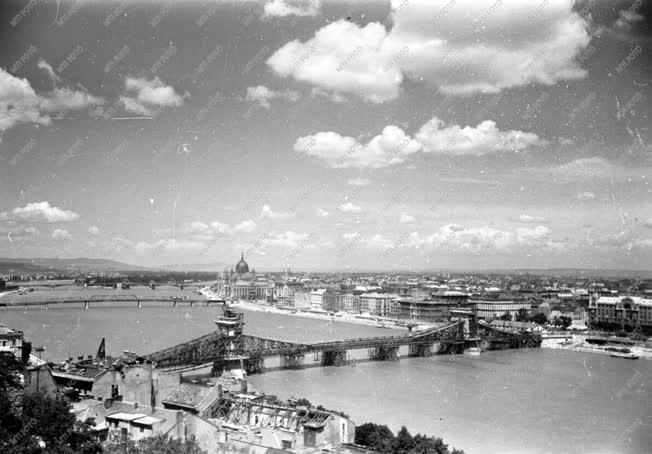 Városkép - Budapest látképe az újjáépülő Lánchíddal