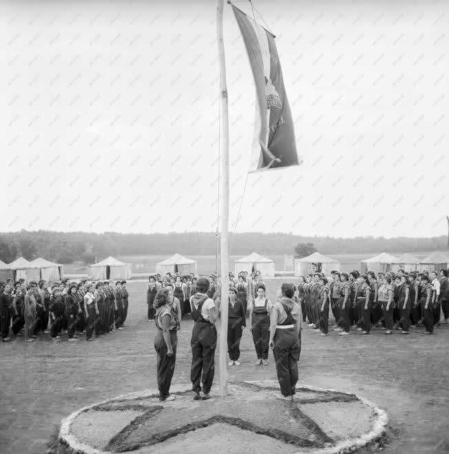 Belpolitika - Zászlófelvonás a KISZ táborban
