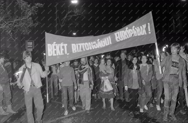 Belpolitika - A X. Országos békekonferencia mellett demonstrálók