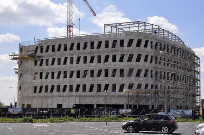 Építőipar - Budapest - Hotel épül a repülőtéren