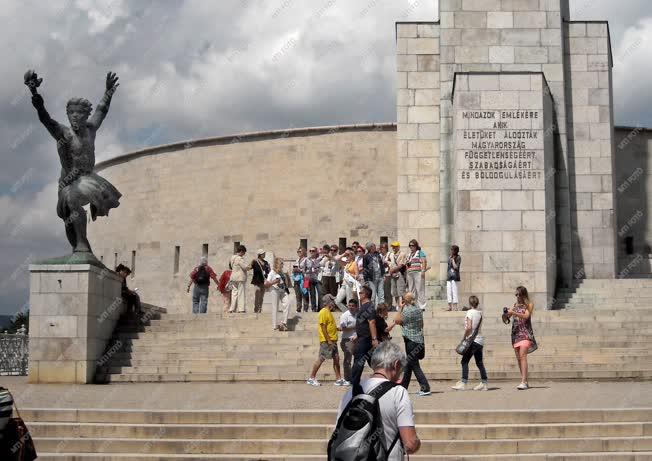 Idegenforgalom - Budapest - Turisták a Szabadság-szobornál