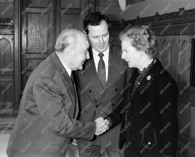 Kádár János üdvözli Margaret Thatchert