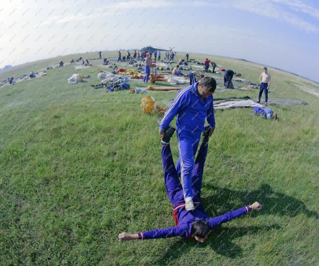 Sport - A magyar ejtőernyős válogatott felkészülése