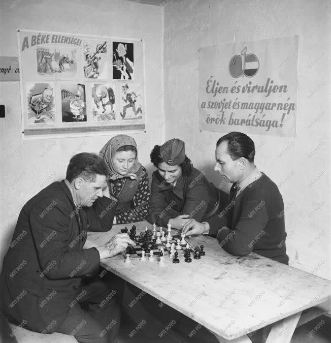 Életkép - Sakkozók az MSZT Serleg utcai helyiségében