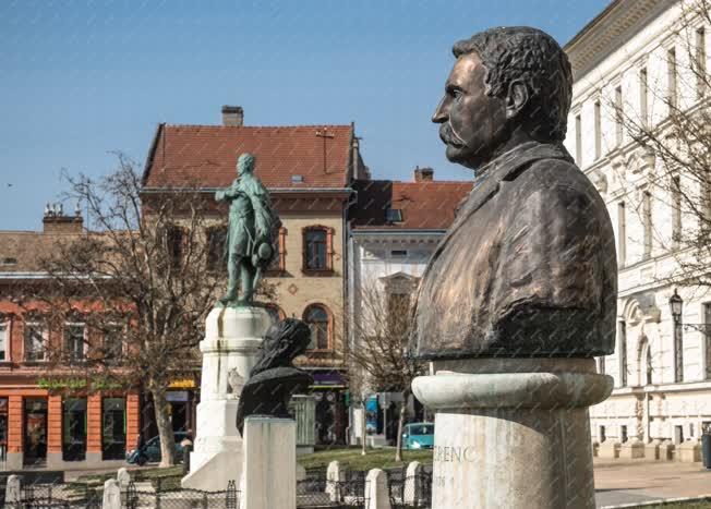 Városkép - Pécs - A Kossuth tér szobrai