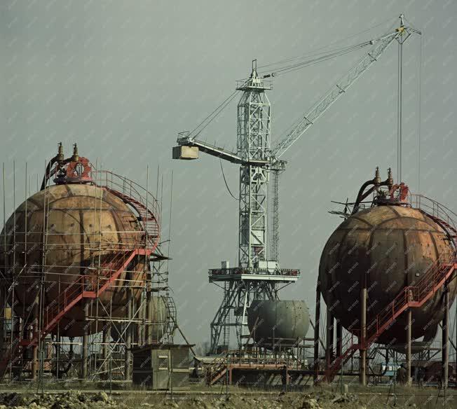 Ipar - Energia - Gáztartályok épülnek Algyőn