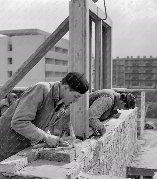 Foglalkozás - Szakmunka - Kőművesek falazási munka közben