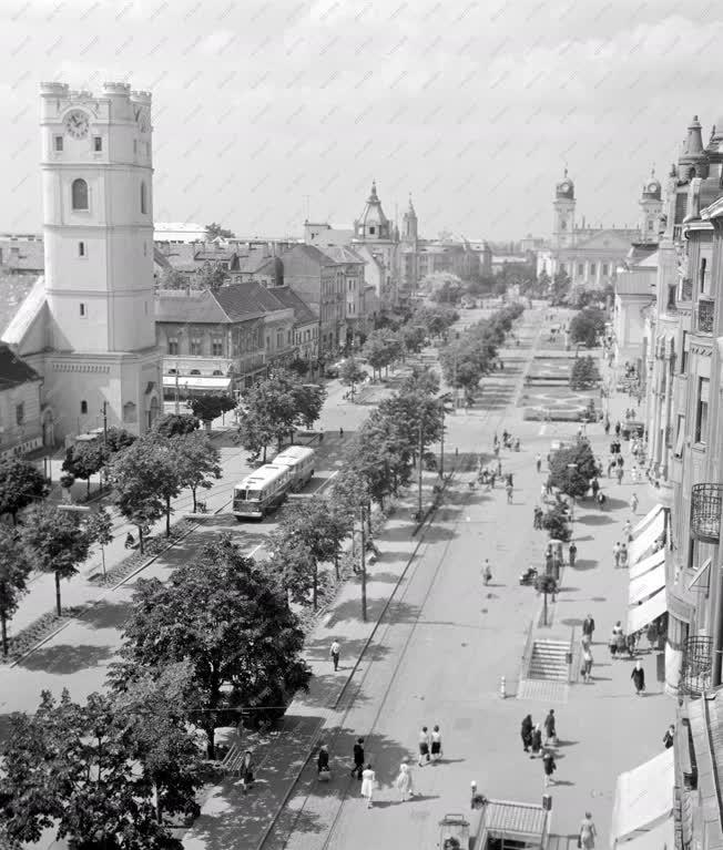 Városkép - Debrecen főutcája