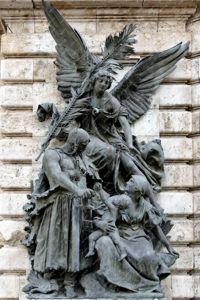 Műalkotás - Budapest - A Béke allegorikus szobra a Várban