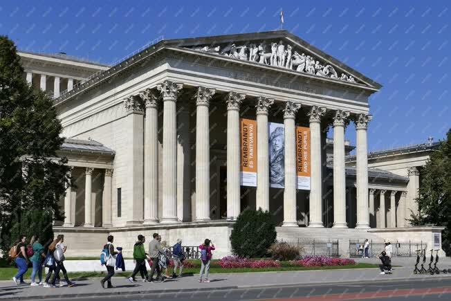 Városkép - Budapest - Látogatók a Szépművészeti Múzeumnál