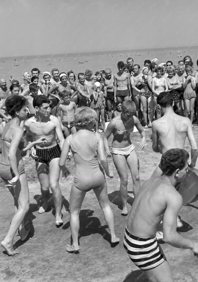 Szabadidő - Táncoló fiatalok a siófoki strandon