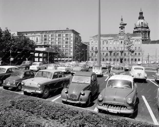 Közlekedés - Parkoló autók Budapesten