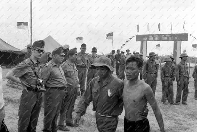 Vietnami háború - Foglyok átadása Quang Tri tartományban