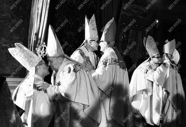 Egyház - Püspökszentelés a budapesti Bazilikában 