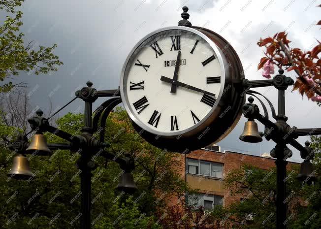 Városkép - Budapest - Köztéri óra a Mechwart ligetben