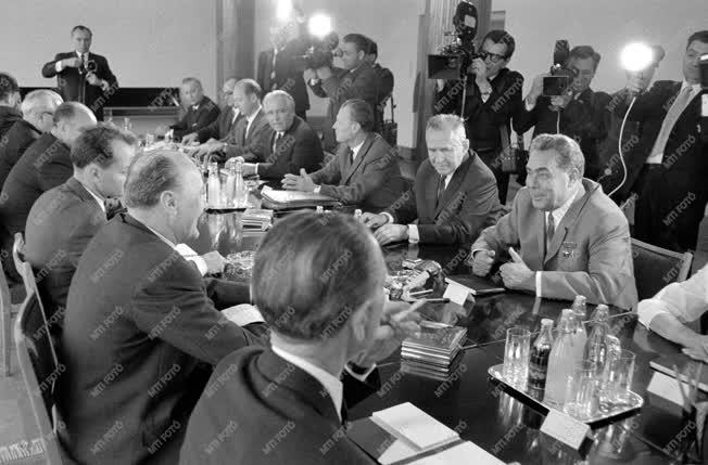 Szovjet párt- és kormányküldöttség Budapesten