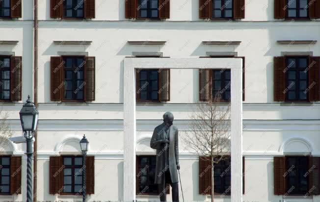 Köztéri szobor - Budapest - Bethlen István a Kármelita kolostor előtt