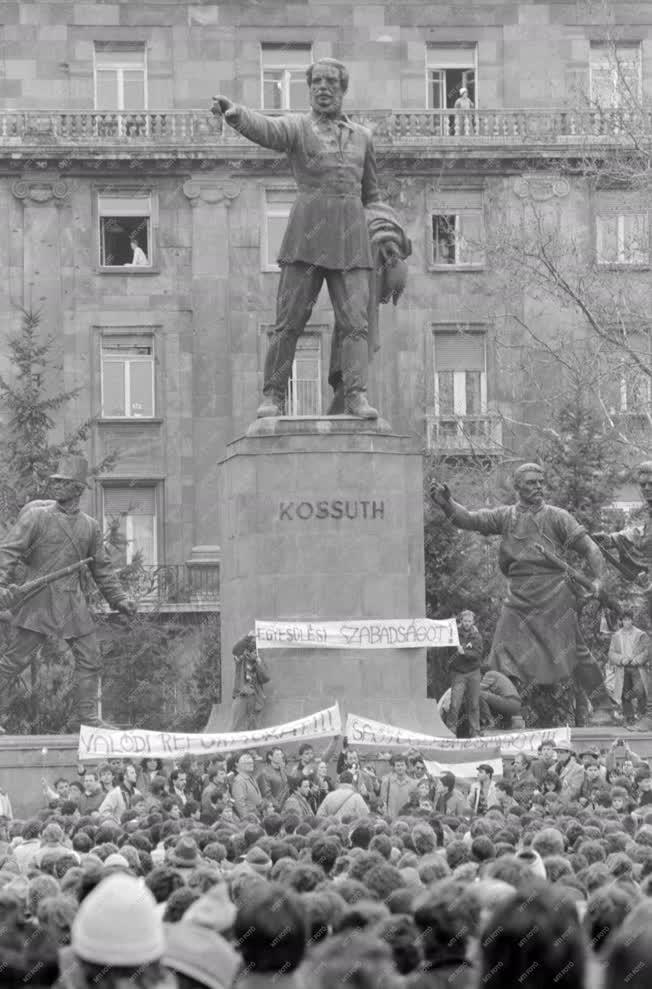 Belpolitika - Évforduló - Demonstráció a Kossuth-szobornál