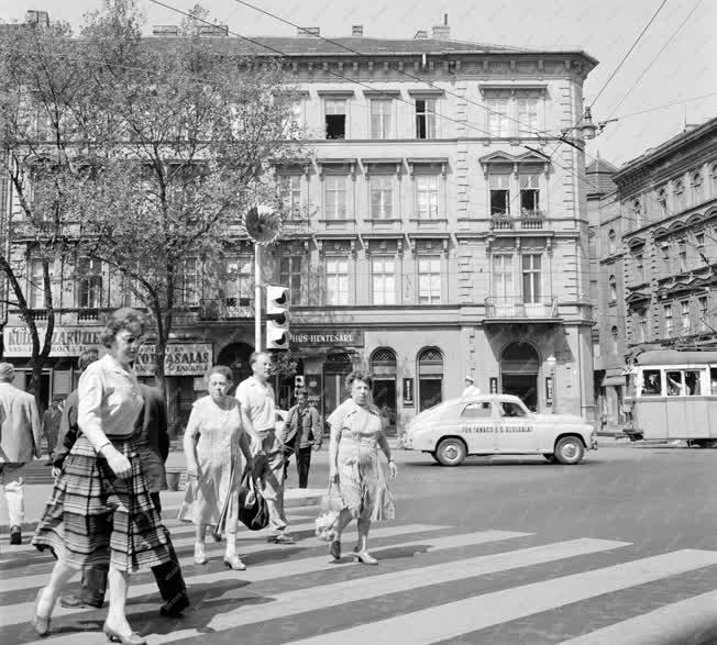 Közlekedés - Forgalomsegítő tükör a kereszteződésben