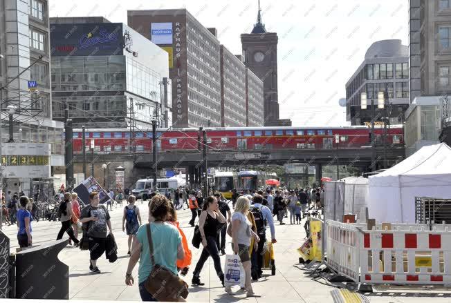 Idegenforgalom - Berlin - Turisták az Alexanderplatzon
