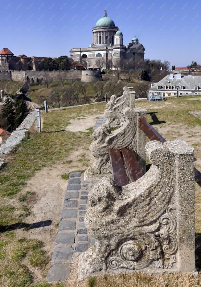 Városkép - Esztergom - Régi kőpadok a Szent Tamás-hegyen
