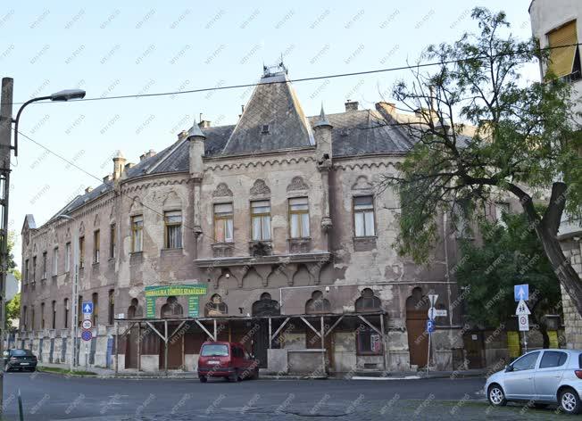 Épület - Budapest - Romos homlokzatú lakóház