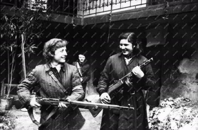 Belpolitika - 56-os forradalom - Szabadságharcos nők