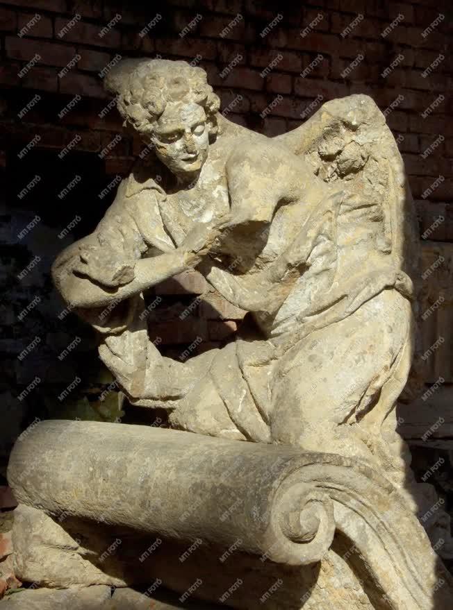 Műalkotás - Régi barokk szobor a pécsi püspökségen