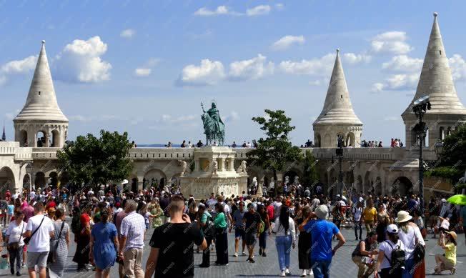 Idegenforgalom - Budapest - Turisták a Budai Várban