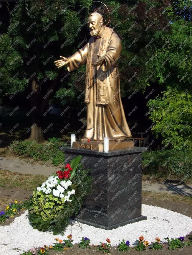 Köztéri szobor - Budapest - Pio atya szobra Gazdagréten