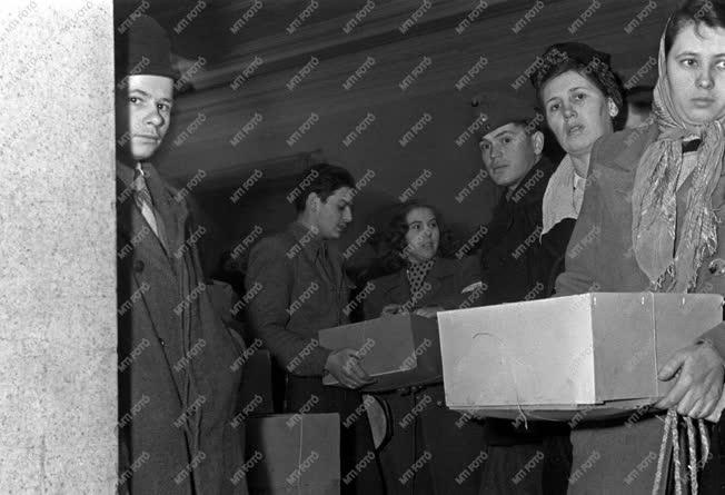 Történelem - Karácsonyi csomagok a hazatért hadifoglyoknak