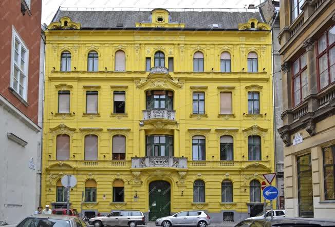 Városkép - Budapest - Felújított lakóépület a Bródy Sándor utcában