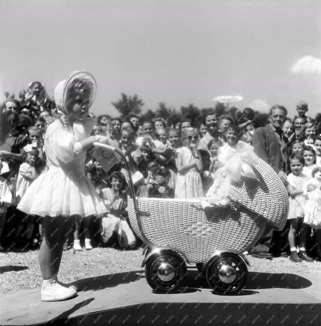 Szórakozás - Játékbaba-és gyermekkocsi szépségverseny