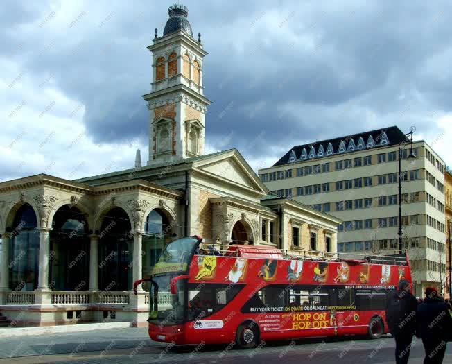Idegenforgalom - Budapest - Városnéző autóbusz a Várkert Kioszknál