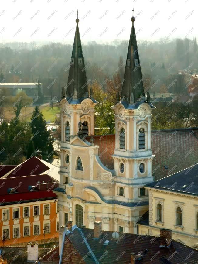 Esztergom - Városkép - A kéttornyú barokk templom