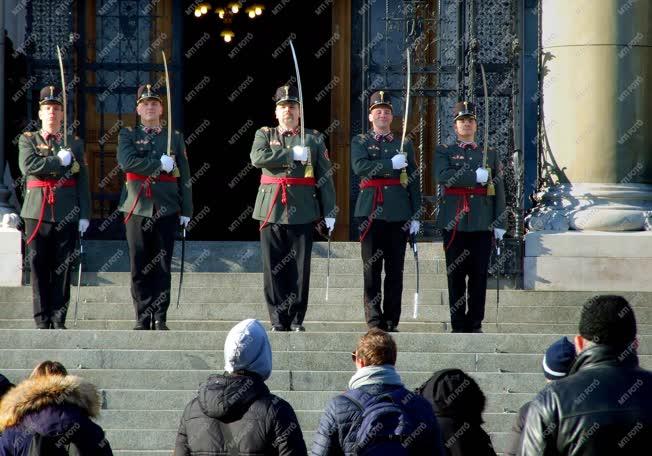 Turizmus - Budapest - Őrségváltás a Parlamentnél