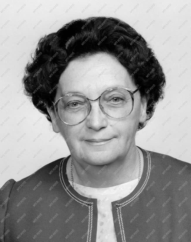 1988-as Állami Díjasok - Dr. Nyitrai Ferencné Gondos Veronika