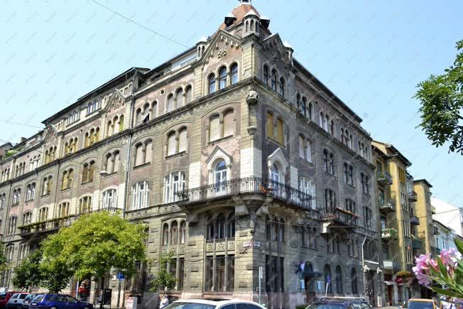 Épület - Budapest - Lakóépület és irodaház a Bakáts téren