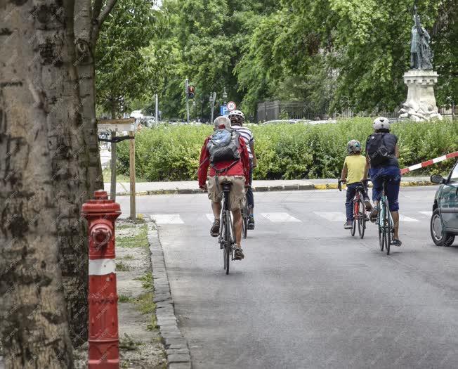 Városkép - Közlekedés - Kerékpárosok a Kodály köröndnél