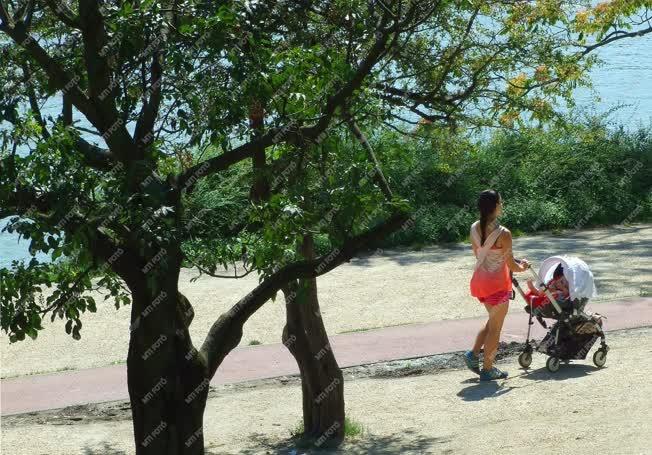 Szabadidő - Budapest - Levegőző séta kisbabával