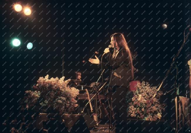 Kultúra - Koncz Zsuzsa énekesnő koncertje a Kertészeti Egyetemen