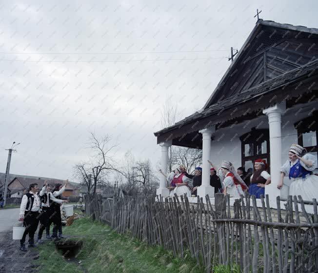 Folklór - Hagyományőrzés - Húsvéti locsolkodás Kazáron