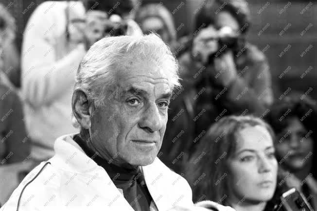 Kulturális kapcsolat - Leonard Bernstein amerikai zeneszerző 