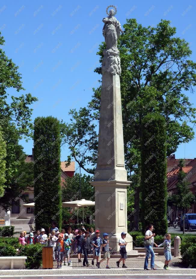 Köztéri szobor - Tata - A Mária Immaculata a főtéren